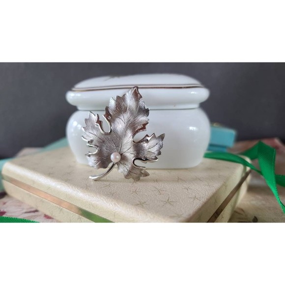 Silver Faux Pearl Maple Leaf Shaped Brooch - Picture 2 of 10